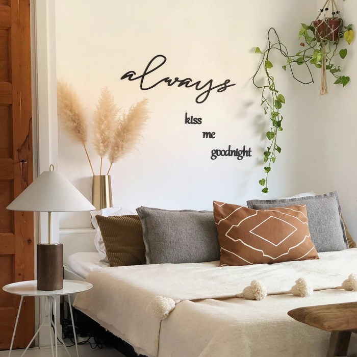 Always kiss me goodnight metal wall decor